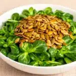 Gesunder Feldsalat mit Kürbiskernen - featured image