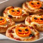Halloween Mini-Pizzen mit Kürbisgesichtern - featured image