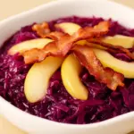 herbstlicher Apfel-Rotkohl mit Speck - featured image